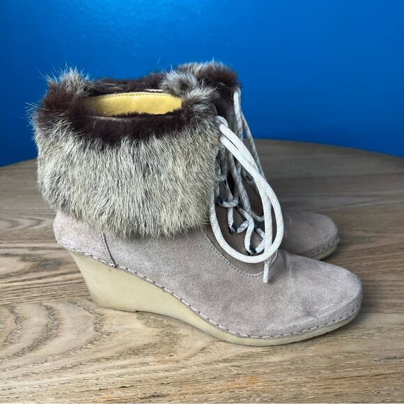 Bettye Mueller Fur Trimmed Ankle Boot Suede Lace Up Wedge Tan Women’s Size 38 - Picture 2 of 9